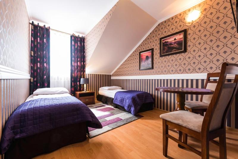 Twin Room with Private Bathroom image 3