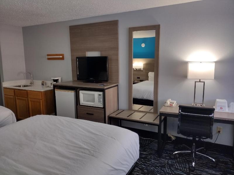 Deluxe Queen Room with Two Queen Beds - Non-Smoking image 2