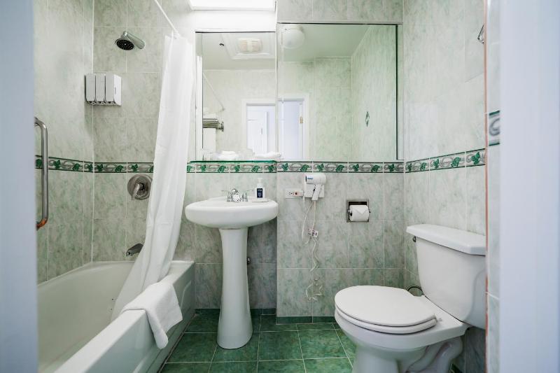 Queen Room image 2