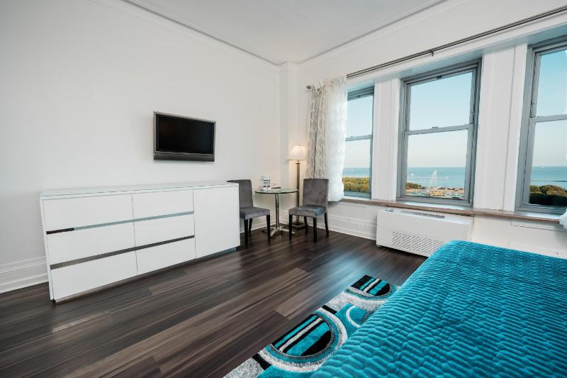 King Suite with Lake View image 4