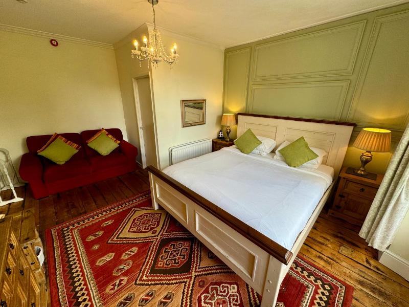 Superior King Room image 4