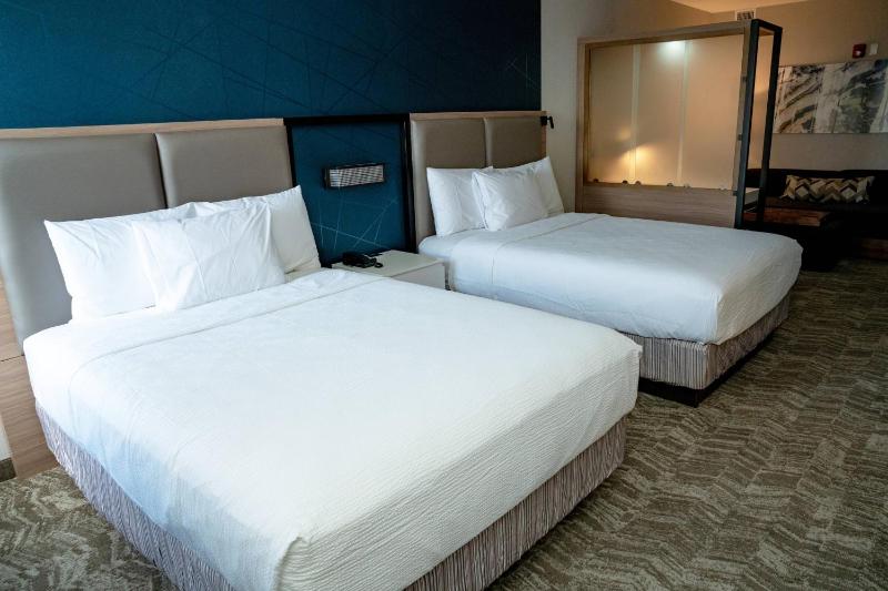 Standard Suite with Two Queen Beds image 3