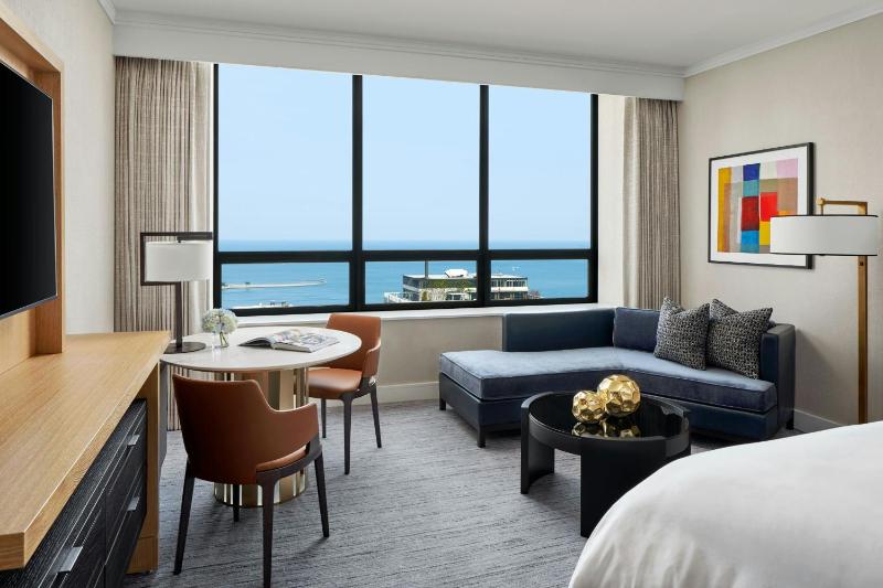 King Room with Lake View image 2
