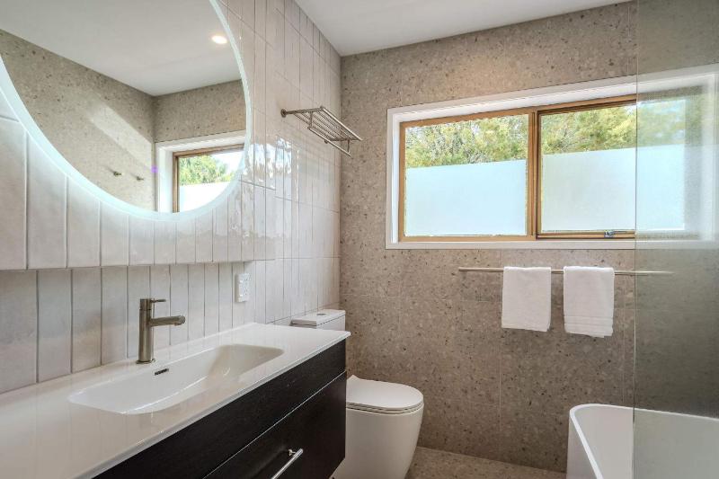 Highfield on High - 50m to the Redwoods Forest with Spa Pool - image 41