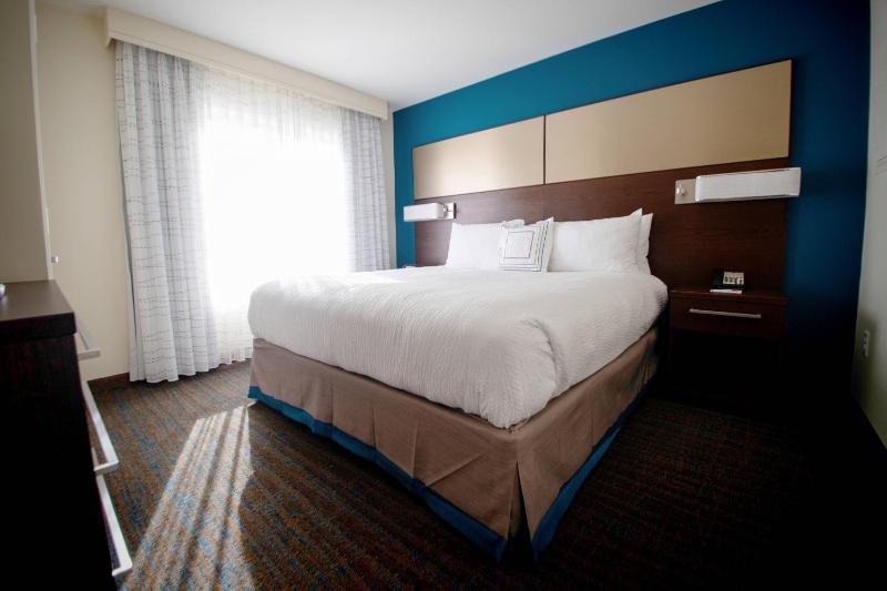 One-Bedroom King Suite with Sofa Bed image 4