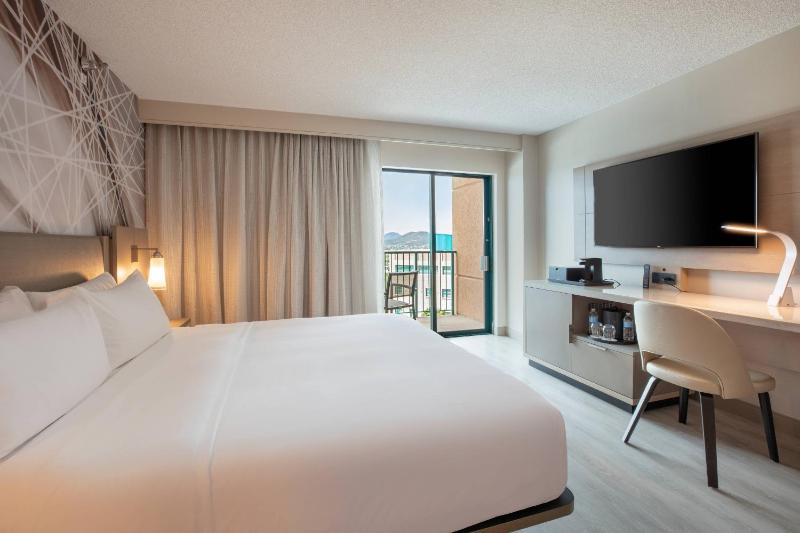 King Room with Sofa Bed - Concierge Level image 3