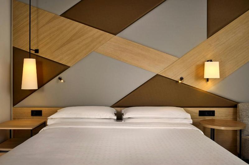 Deluxe, Guest room, 1 King image 3