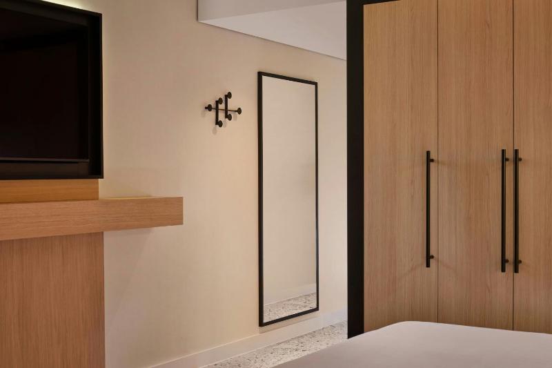 Deluxe, Guest room, 1 King image 4