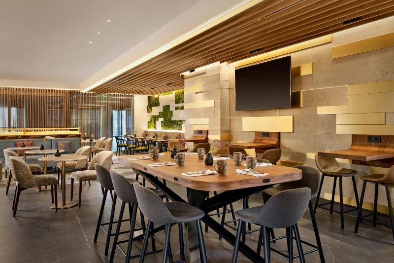 King Room with Club Lounge Access image 2