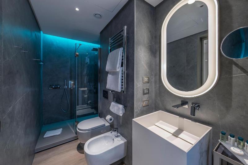 Superior, Guest room, 1 King, City view image 4