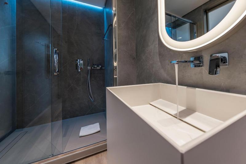 Superior, Guest room, 1 King, City view image 2