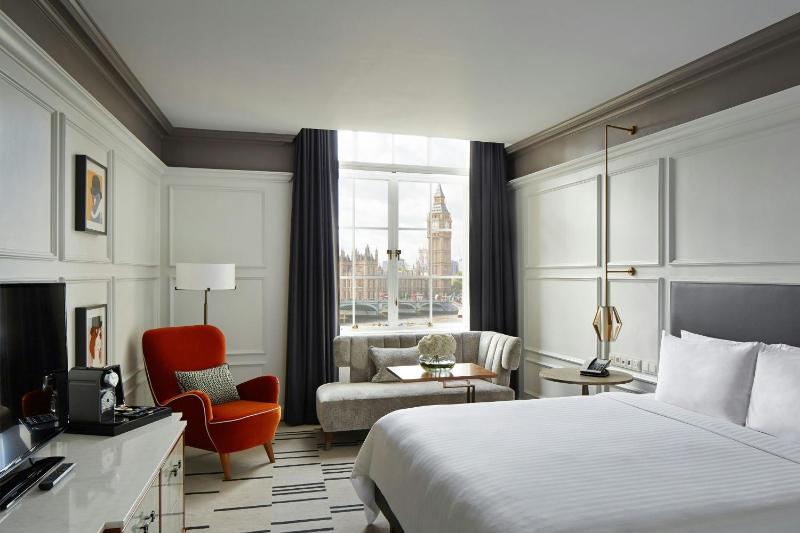 Superior King Room with View of Big Ben image 3