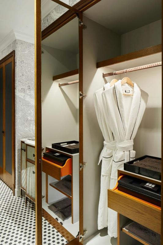 Deluxe King Room image 4