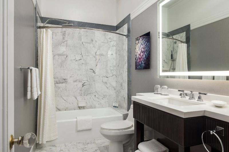 Traditional, Guest room, 1 Queen, No view, Landmark image 2