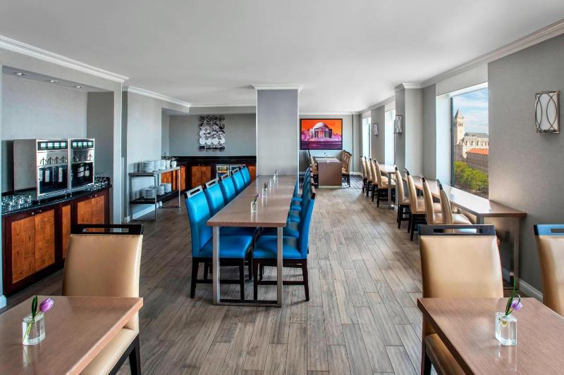 Executive Level King Room with Monument View image 1