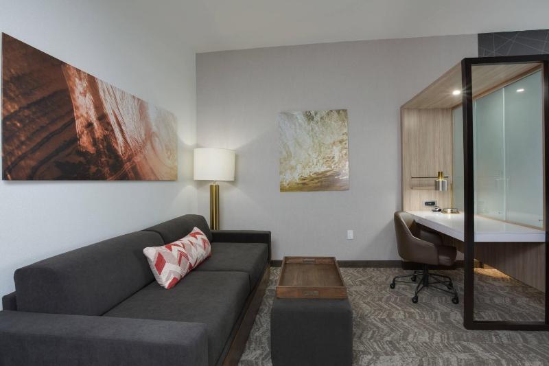 Suite, 2 Queen, Trundle bed image 4