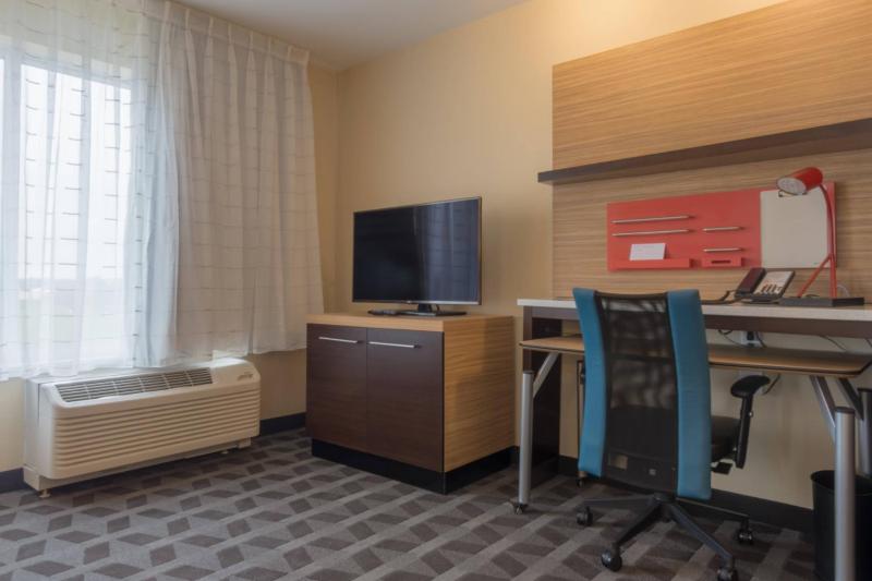 One Bedroom Suite with queen bed, sofa bed and city view image 4