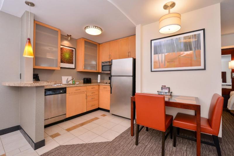 Family Room with One Queen Bed and Two Twin Beds image 3