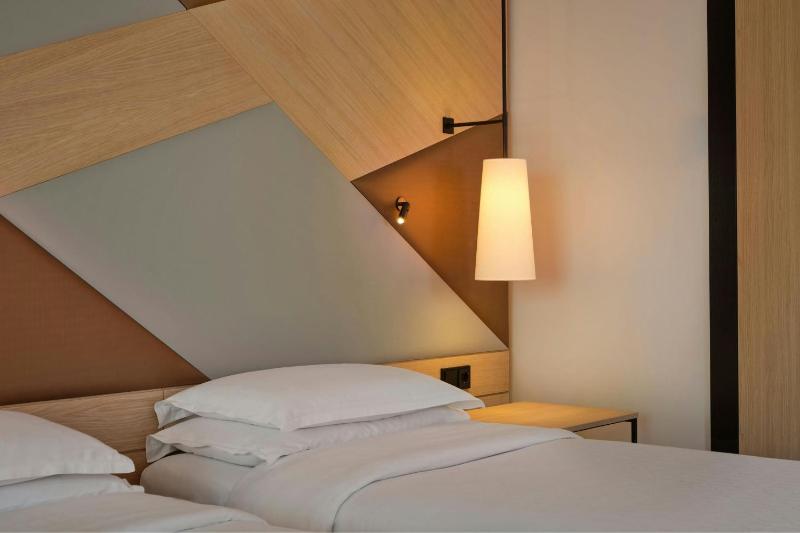 Twin Room with Club Lounge Access image 1