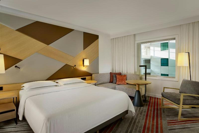 Deluxe, Guest room, 1 King image 1