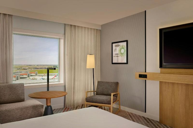 Deluxe, Guest room, King, Airport view image 3