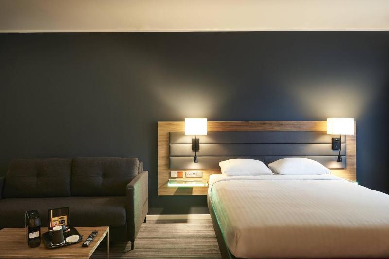 Moxyfied Family Sleeper, Guest room, 1 Queen, Sofa bed image 3