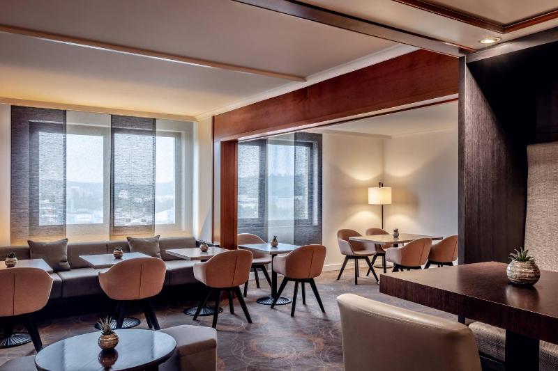 Executive Queen Room with Lounge Access image 3