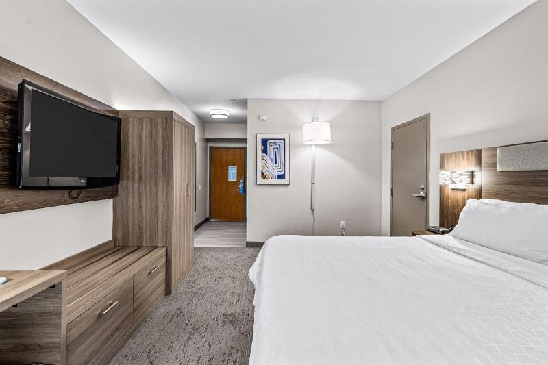 Standard King Room image 2