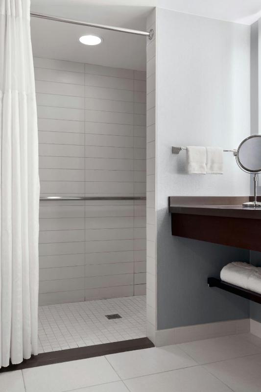 Traditional King, Guest room, 1 King image 2