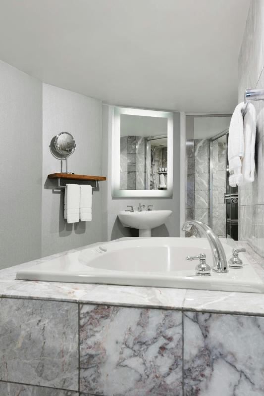 Suite, Suite, 1 King, Sofa bed, Atrium view image 2