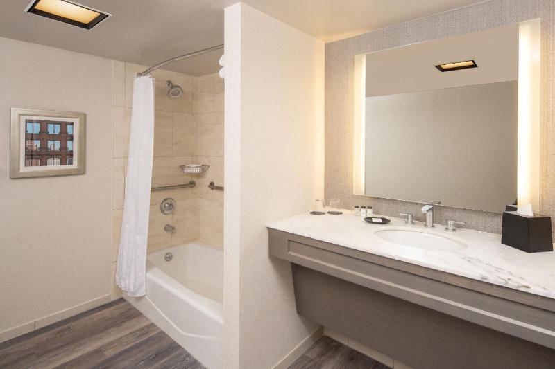 Guest Room, 1 King image 3