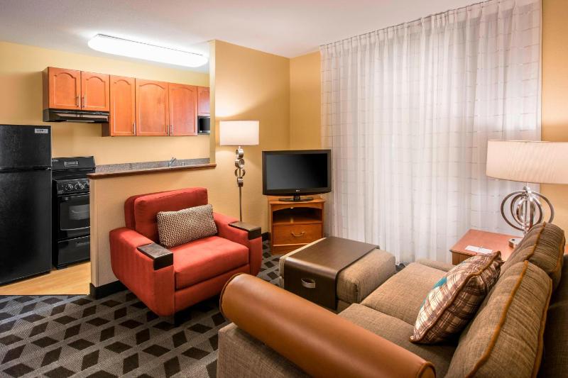 Two-Bedroom Queen Suite image 3