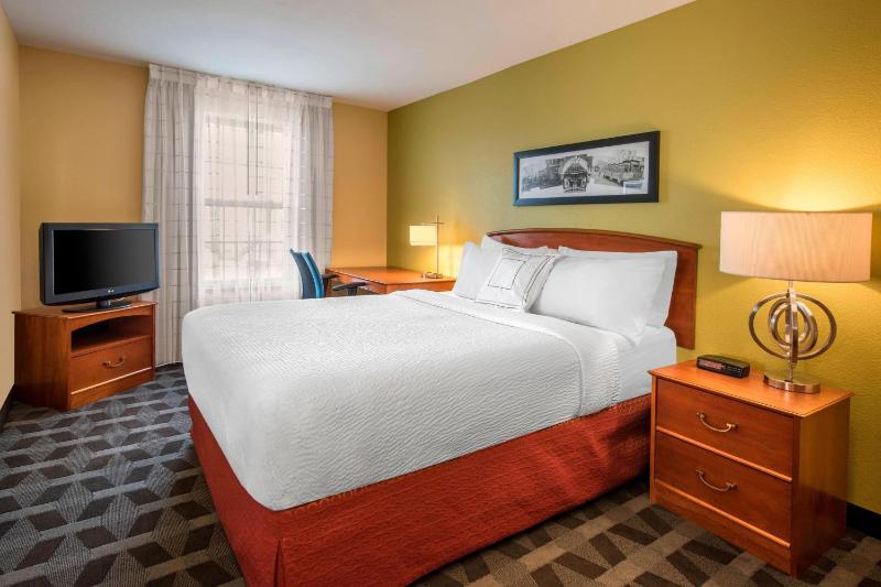 Two-Bedroom Queen Suite image 2