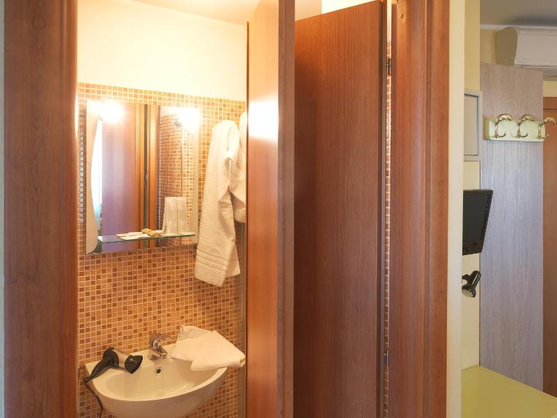 Quadruple Room image 3