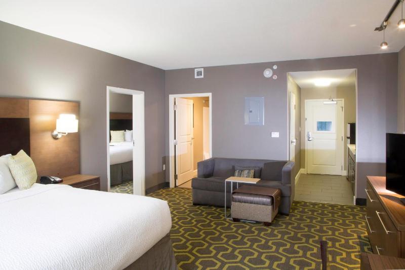 1 Bedroom Suite, 1 King or 2 Queen image 4