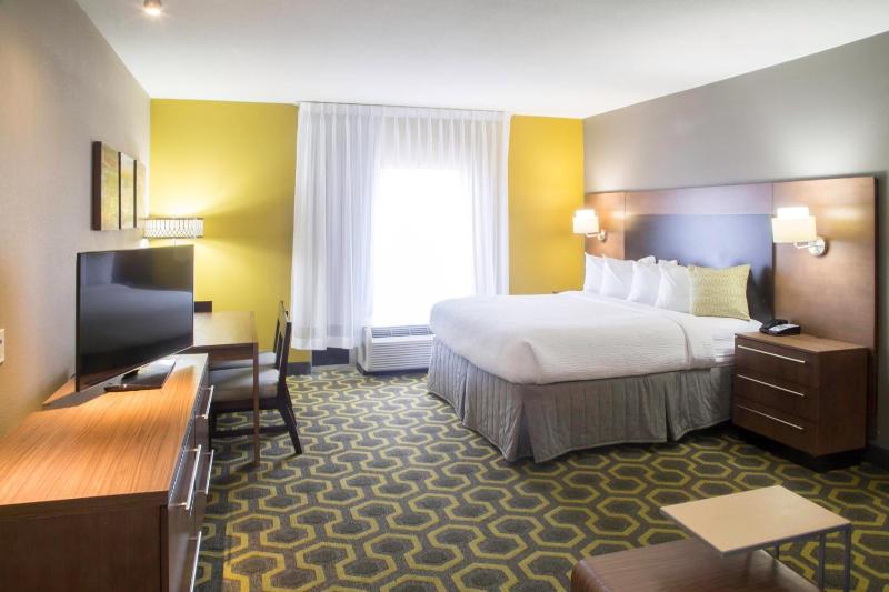 1 Bedroom Suite, 1 King or 2 Queen image 3