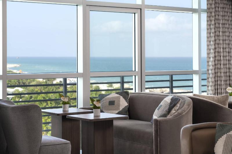 Club City View Room with 1 King Bed image 4