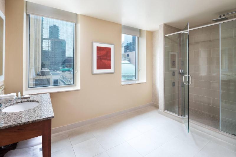 Suite, 1 King, City view, Corner room image 2