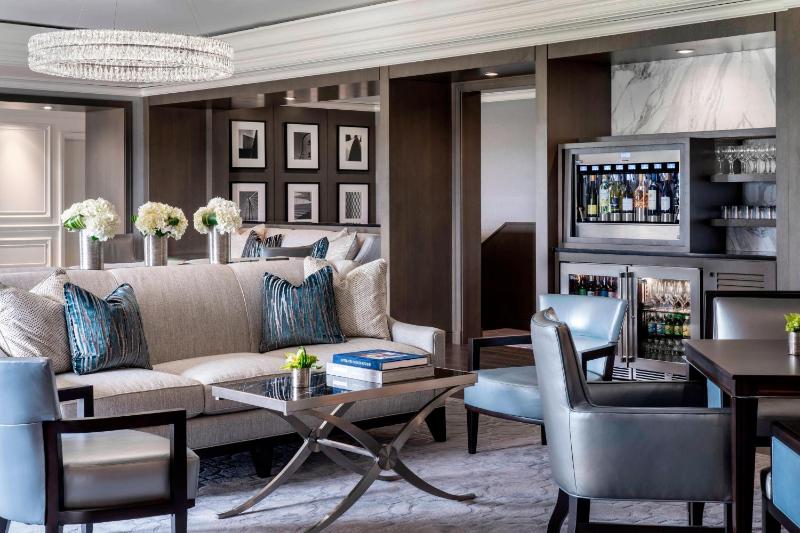 Club level, Guest room, 1 King Bed, High floor image 3