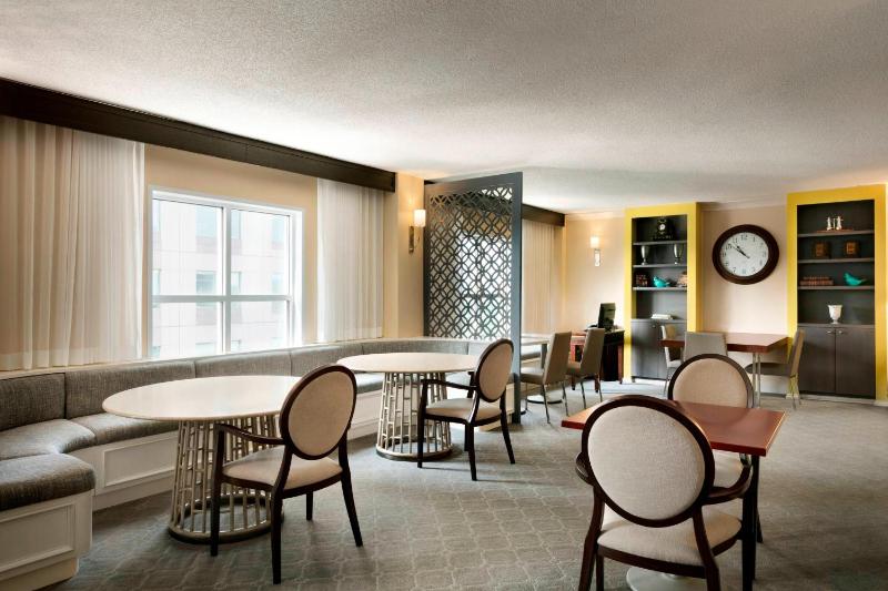 Club lounge access, Guest room, 2 Queen, High floor image 1