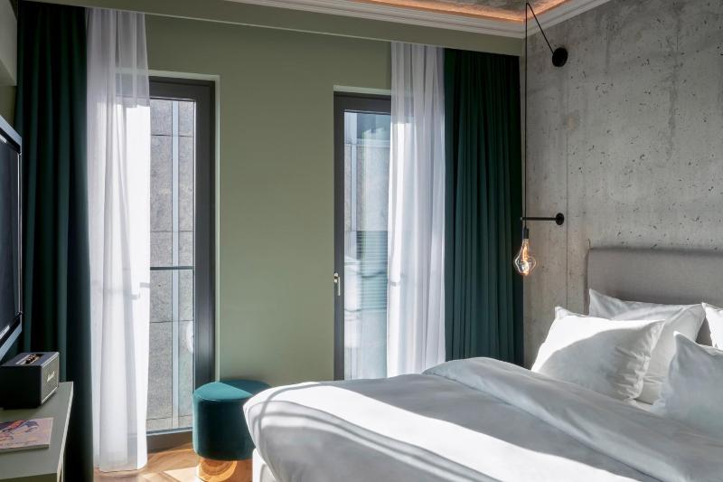 Premium Comfort, Guest room, 1 King, Courtyard view image 3