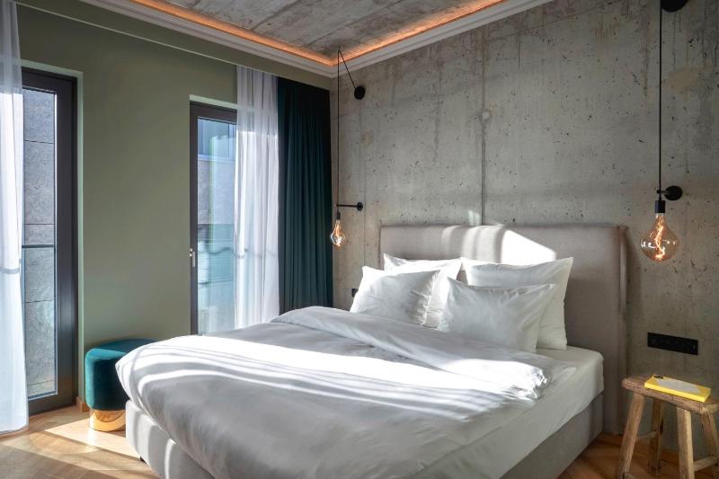 Premium Comfort, Guest room, 1 King, Courtyard view image 4