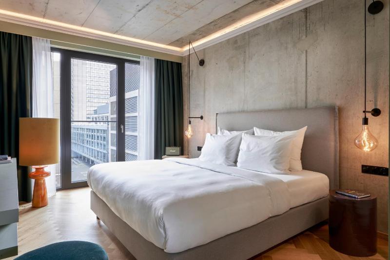 Premium, Guest room, 1 King, City view image 4