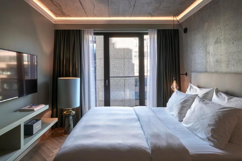 Superior, Guest room, 1 Queen, City view image 1