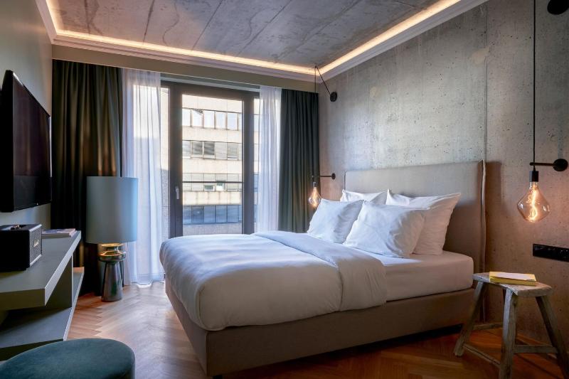 Superior, Guest room, 1 Queen, City view image 3