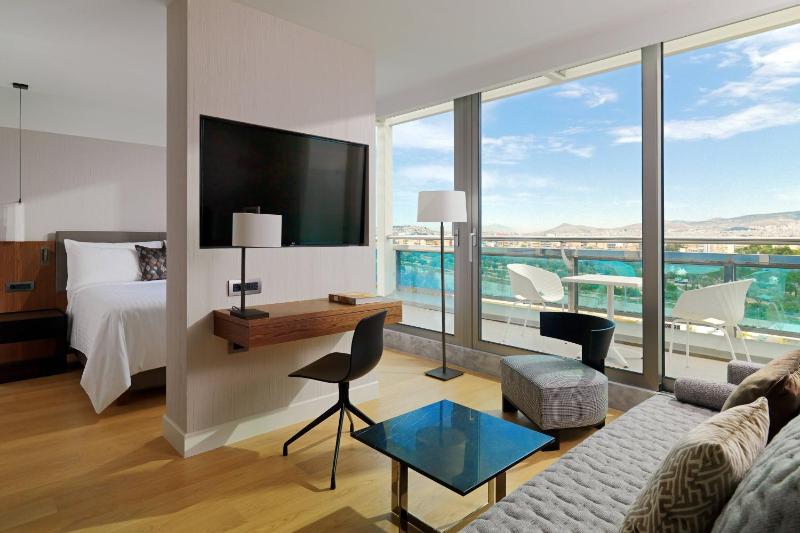 Junior Suite with King Bed and Sea or City View image 3