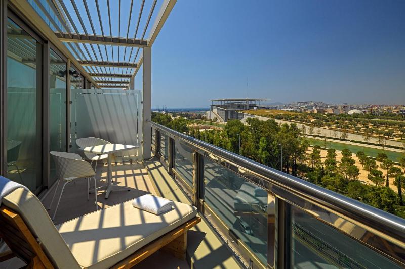 Junior Suite with King Bed and Sea or City View image 4