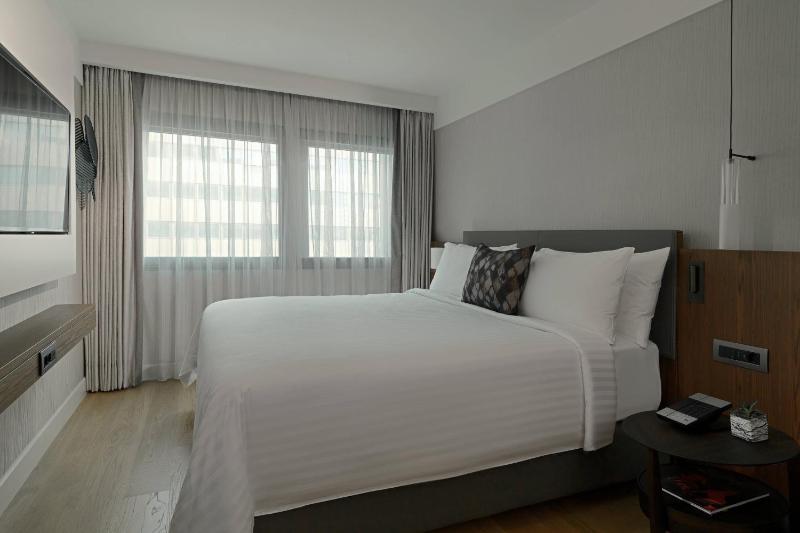 One Bedroom Suite with King Bed and Courtyard View image 3