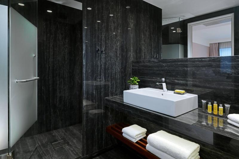 One Bedroom Suite with King Bed and Courtyard View image 4