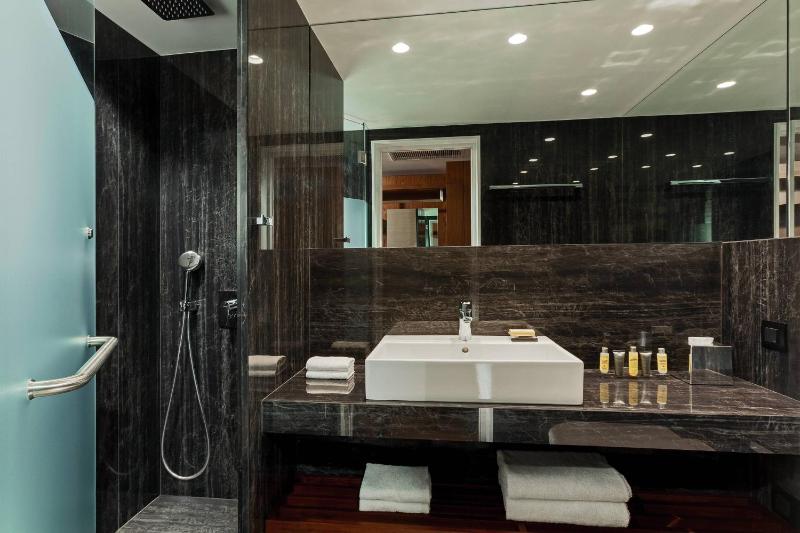 Executive Guest Room with King Bed and Courtyard View - Top Floor image 4